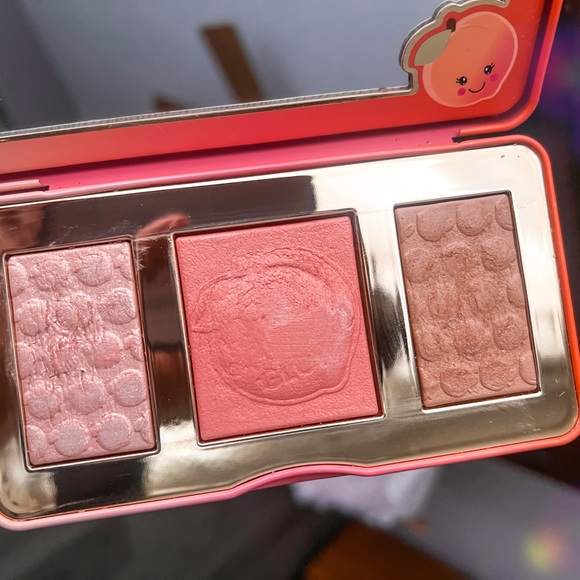 Too Faced Sweet Peach Glow Blush Pallet - Picture 2 of 5